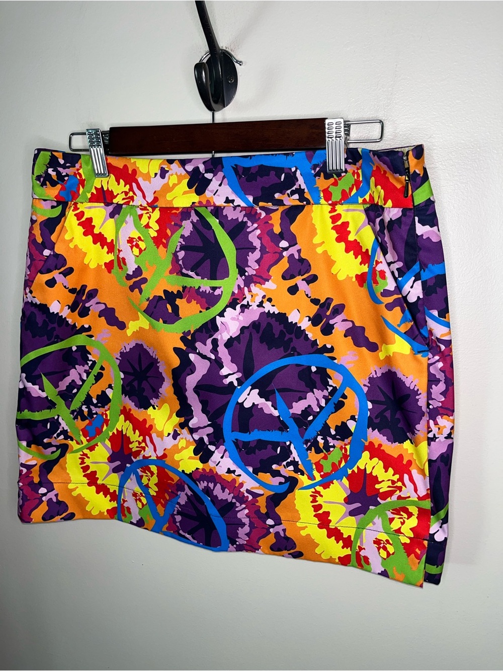 Loudmouth Golf Skort Womens Size 8 Woodstock Hippie Peace Sign Colorful NWT - Picture 3 of 5